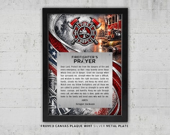 Könnte beinhalten: Ein gerahmtes Leinwandbild mit einer silbernen Metallplatte, die den Text Firefighter's Prayer und den Namen Gregor Jackson trägt. Der Hintergrund zeigt ein rot-weiß-blaues Flaggendesign, ein Feuerwehrwappen und eine Feuerwehrauto-Szene.