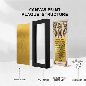 Peut inclure: Une vue &eacute;clat&eacute;e de la structure d'une plaque d'impression sur toile comprenant une plaque m&eacute;tallique dor&eacute;e, un cadre en PVC noir, un panneau de toile rectangulaire avec une pri&egrave;re de chevalier et des outils d'installation en m&eacute;tal.