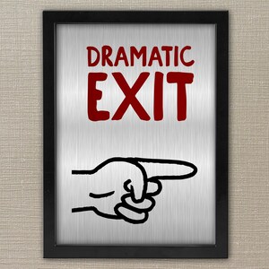 Op de afbeelding: Een zwart ingelijst bord met een zilveren achtergrond. Het bord zegt "Dramatic Exit" in rode letters. Een zwart-witte cartoonhand wijst naar rechts.