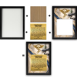 Peut inclure: Un cadre photo noir, un support en bois et une plaque m&eacute;tallique dor&eacute;e portant le texte "Chiropractor's Prayer" avec un symbole de caduc&eacute;e. La plaque est mont&eacute;e sur une impression d&eacute;corative aux accents bleus et dor&eacute;s, le tout encadr&eacute;.