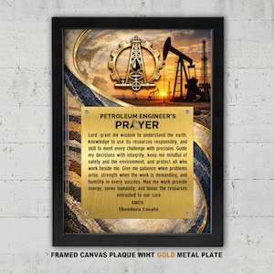 Może przedstawiać: Oprawiona tablica ścienna ze złotą metalową płytką z tekstem Petroleum Engineer's Prayer. Tło przedstawia sylwetkę wieży wiertniczej na tle zachodzącego słońca oraz ikonę koła zębatego. Całość umieszczona jest w czarnej ramie.
