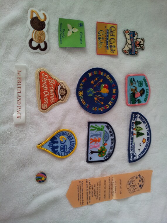 PLASTIC BACK VINTAGE GIRL SCOUT BADGE COLLECTOR PLASTIC BACK VINTAGE GIRL SCOUT BADGE COLLECTOR