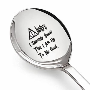 Könnte beinhalten: Ein silberner Löffel mit einer schwarzen Inschrift, die lautet: "Always I Solemnly Swear That I Am Up To No Good." Die Inschrift enthält auch das Symbol der Heiligtümer des Todes.