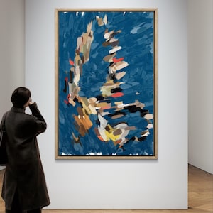 Puede incluir: Pintura abstracta en un entorno de galería. La pintura presenta un fondo azul con pinceladas coloridas en tonos de marrón, amarillo, rojo y negro.