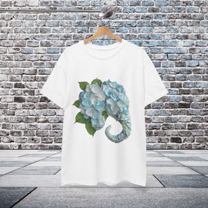 weiches blaues Hortensien-Elefant-T-Shirt | Aquarell Blumenkunst auf Gildan Tee | Einzigartiges Geschenk für Naturliebhaber