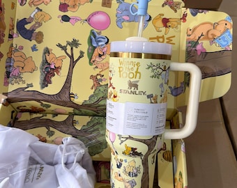 Bicchiere termico Stanley personalizzato con Winnie the Pooh, modello classico da 40 oz (1,2 litri), con stampa laser.
