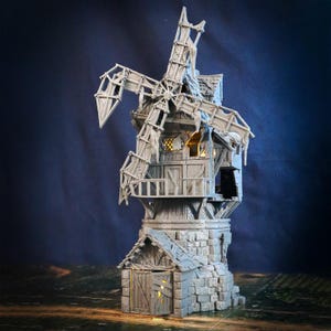 Peut inclure: Une maquette de moulin à vent grise et détaillée, d'aspect vieilli. Le modèle comprend une base en pierre, des murs en bois et une structure d'éolienne brisée. Les fenêtres émettent une lueur jaune et chaude, suggérant un éclairage intérieur. Le design évoque un thème fantastique ou historique.