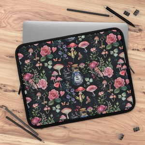 Funda para portátil Enchanted Wonderland con diseño caprichoso y oscuro con rosas, llaves, pociones de hongos. Funda duradera con estética mágica.