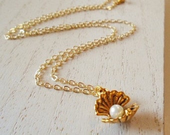 Gold Seashell Pendant Necklace with Pearl Gold Scalloped Necklace Ocean Lover Jewelry