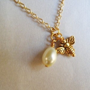 Pearl Bee Necklace 