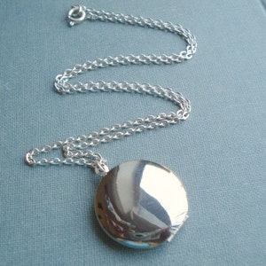 Silver Round Locket Keepsake Jewelry Gift for Her Shiny Round Silver Locket Jewelry