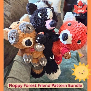 Può includere: Tre peluche di animali all'uncinetto fatti a mano nei toni del marrone, nero e rosso. I peluche hanno occhi neri a bottone e sono etichettati "Floppy Forest Friend Pattern Bundle" e "PDF only!"