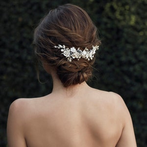 FONTAINE | algo azul acessório de cabeça para noiva, pente de cristal para noiva com flores para um penteado romântico de casamento