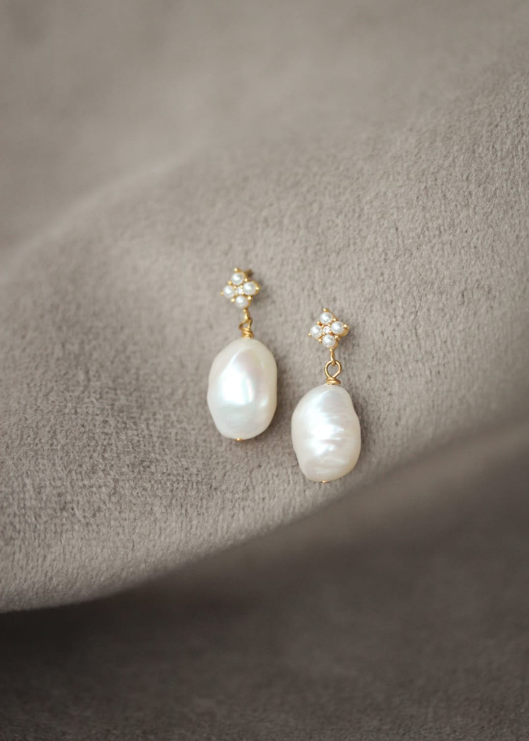 CLOVER Pearl Bridal Earrings, Dainty Pearl Post Earrings, Natural