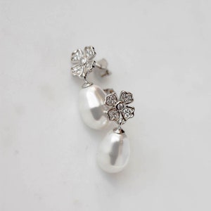 JULIETTE Floral bridal earrings, pearl wedding earrings, bridal earrings, pearl drop earrings Silver