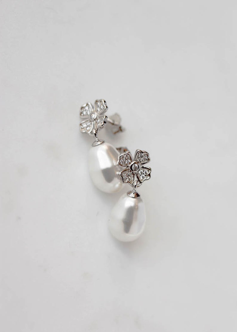 JULIETTE Floral bridal earrings, pearl wedding earrings, bridal earrings, pearl drop earrings Silver