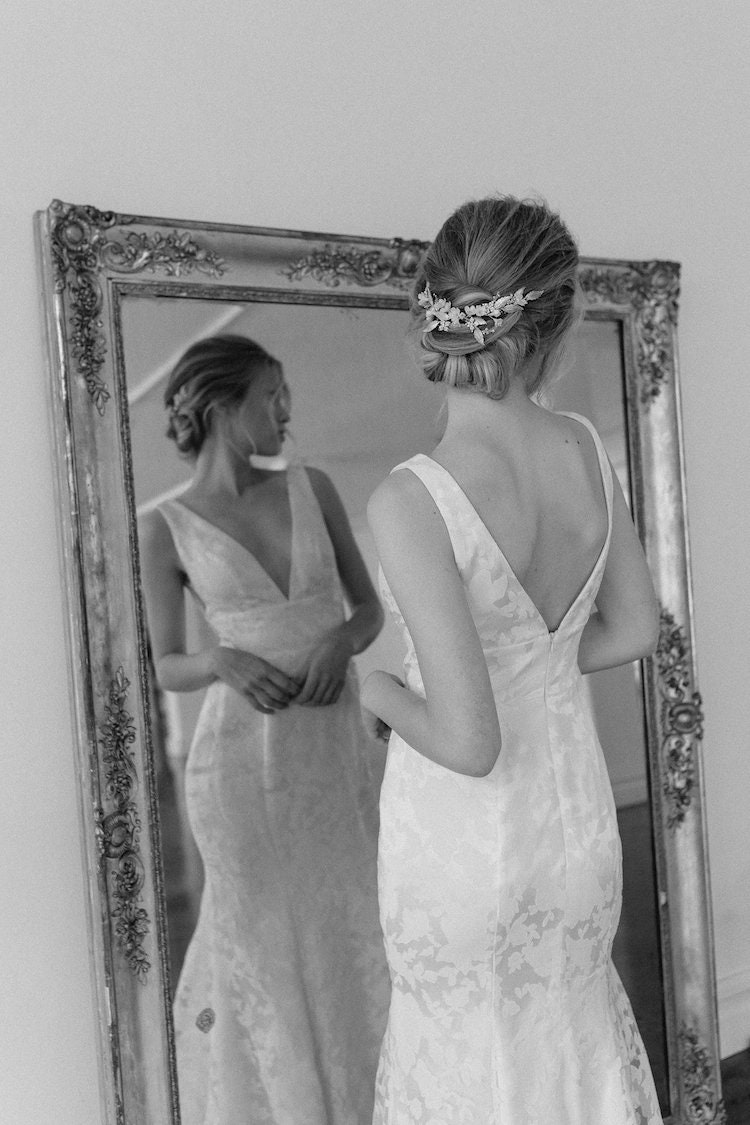 ハニーサックル | クリスタルの花飾り付きブライダルヘッドピース  