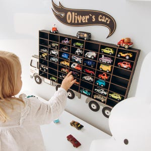 子供向けのパーソナライズされたカスタムイースターギフト モンテッソーリおもちゃの車の収納 木製おもちゃの車の駐車壁 ホットホイールディスプレイ棚 幼児男の子へのギフト