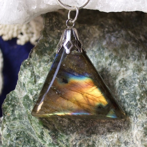 Rainbow Colours and Blue Flash Labradorescence Existe Labradorite Pendentif Collier Sterling Silver Chain Made in Newfoundland Natural