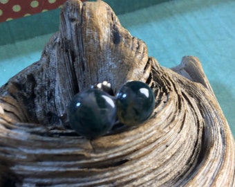 Moss Agate 8mm Round Studs Earings Earrings Titanium Ear Wires Hypo Allergenic Newfoundland Talisman for a Gardener Green Metal Sensitive