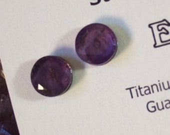 Bardzo fioletowe, fasetowane, okrągłe kolczyki z naturalnego ametystu o średnicy 8 mm, wykonane z tytanu, hipoalergiczne, ręcznie robione w Nowej Fundlandii.