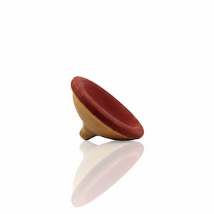 Può includere: Un piccolo imbuto in ceramica fatto a mano, color terracotta, con un bordo marrone rossiccio e un corpo beige chiaro. L'imbuto ha una forma a ciotola arrotondata e un piccolo beccuccio arrotondato. L'oggetto è su sfondo bianco.
