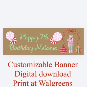 Pode incluir: Uma faixa retangular com fundo castanho apresentando o texto Happy 7th Birthday Melanie em letra cursiva verde-clara. O design inclui rebuçados de menta rosa e vermelhos, um quebra-nozes rosa e ornamentos vermelhos e verdes com fios.