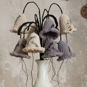 Urocze, wyjątkowe lilie zombie, wzór na szydełko w formacie PDF, zabawny, łatwy prezent w postaci lilii z bliznami i podartymi łatkami, upiorny, uroczy, nieumarły, dekoracja z kwiatów