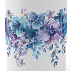 Bloemen - Topsy Turvy - 15 oz mok, bloemenliefhebber, natuurliefhebber, aquarel, paarse bloem, blauwe bloem, botanisch, delicaat, elegant