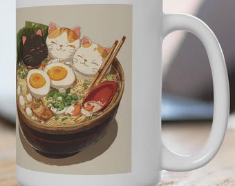 Può includere: Tazza in ceramica bianca con un'illustrazione colorata di ramen con facce di gatto. La ciotola di ramen include noodles, uova e un cucchiaio rosso. Le facce dei gatti sono nere, arancioni e bianche. La tazza ha un manico grande.
