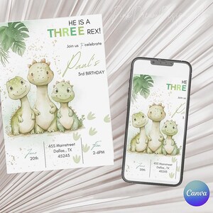 Puede incluir: Una invitación de cumpleaños verde y blanca con una ilustración de acuarela de tres dinosaurios. La invitación dice "He is a Three Rex!" y "Join us to celebrate Paul's 3rd Birthday". La invitación también incluye la fecha, la hora y la dirección.