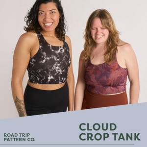 Könnte beinhalten: Rustikales Holzschild mit dem Text "Welcome to our home" in weißer Schrift. Das Schild hat eine Used-Optik und ein schlichtes, einladendes Design, ideal für die Eingangsbereichsdekoration.