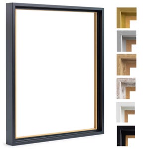 Op de afbeelding: Een zwart fotolijstje met een gouden binnenrand. De lijst wordt getoond tegen een witte achtergrond. De lijst is verkrijgbaar in verschillende kleuren en stijlen.