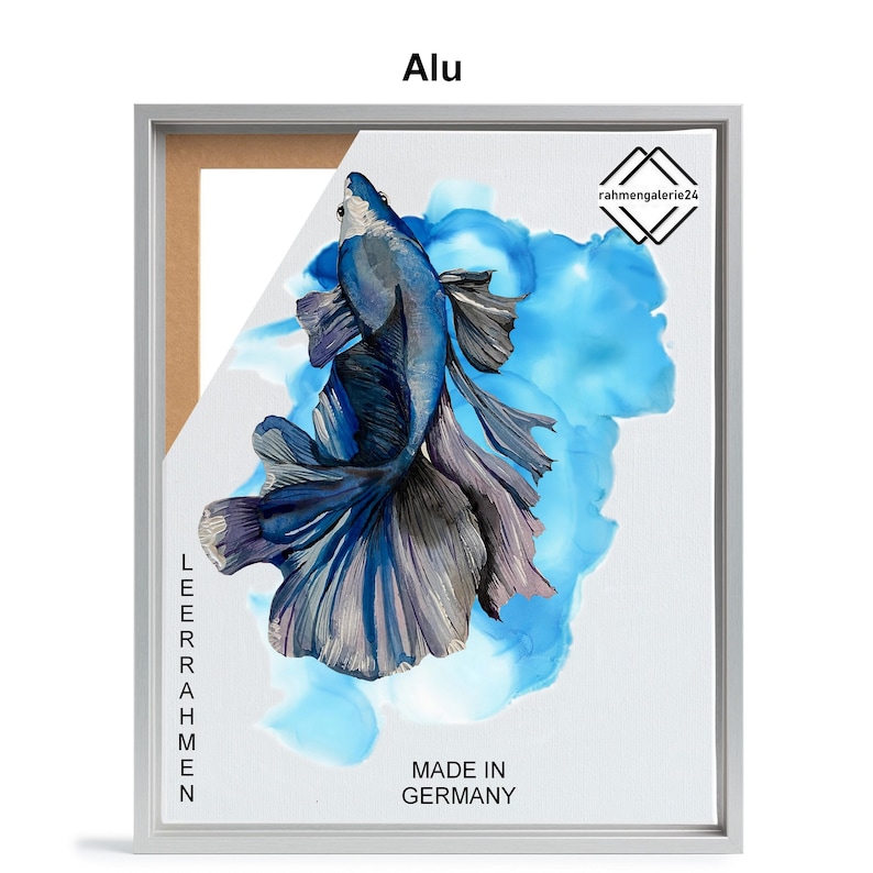 May include: A blue and silver fish with flowing fins is painted on a white canvas with blue watercolor accents. The canvas is framed in a silver frame with the words "LEERAHMEN" and "MADE IN GERMANY" printed on the side. The text "rahmenggalerie24" is printed in the top right corner of the canvas.