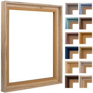 Könnte beinhalten: Ein Holzbildrahmen mit einer natürlichen Holzoptik. Der Rahmen hat ein breites, flaches Profil und ein schlichtes Design. Der Rahmen wird mit verschiedenen Farboptionen für den Passepartout gezeigt.