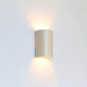 Wandlamp handgemaakte keramische wandkandelaar minimalistisch beige | Cilinderwandlamp gladde structuur | keramische wandkandelaar op en neer