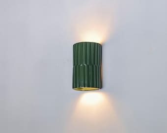 Keramische wandlamp groene wandkandelaar handgemaakte klei wandlamp donkergroen geribbeld effect op en neer licht cilinderlamp