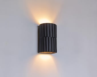 Handgefertigte Keramik Wandleuchte: Mattschwarze Zylinderlampe, Up Down Light