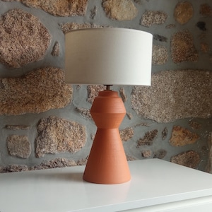 Ręcznie robiona lampa stołowa z terakoty: kątowa lampka nocna z ceramiki ceramicznej