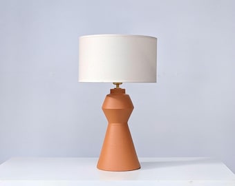 Lampe de table en terre cuite faite main : lampe de chevet angulaire en céramique et poterie