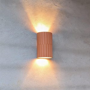 Aplique de pared de terracota hecho a mano: Lámpara de pared estriada, luminaria de cerámica