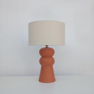 Ceramiczna lampa stołowa w kolorze koralowym | ręcznie robiona terakotowa podstawa lampy | ręcznie robiona lampka nocna | duża lampa stołowa z abażurem