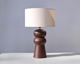 Lámpara de mesa de cerámica / Lámpara de noche hecha a mano / Luz de noche marrón / Lámpara de mesa decorativa / Lámpara de gres