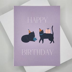 Carte de joyeux anniversaire - chats noirs - cadeaux - chapeaux de fête - violet
