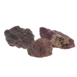Rubis brut – petit fragment rouge – Madagascar