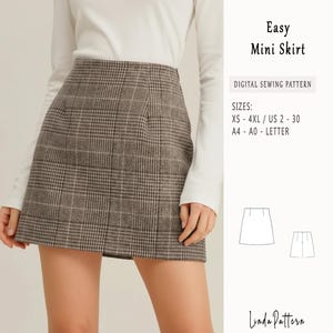 Può includere: Una minigonna a quadri marrone a vita alta, abbinata a un top bianco a maniche lunghe. La gonna presenta un classico motivo a quadri nei toni del marrone e del grigio. L'immagine include anche il testo "Easy Mini Skirt" e "Digital Sewing Pattern."