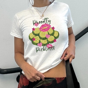 Jolies marinades pailletées Png, cadeau pour les amateurs de cornichons Png, Coquette Just a Girl Who Loves Pickles Png, Légumes roses Png, Pickled Design Png