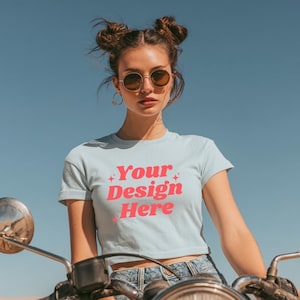 ブルーベビーTシャツモックアップ、5000b Tシャツモックアップ、Y2KスタイルブルーショートTシャツモックアップ、トレンディな美的Tシャツモックアップ、クールガール美的Tシャツ