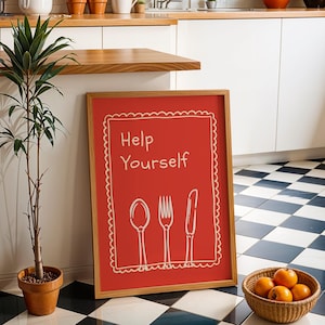 Peut inclure: Un panneau rouge encadré avec les mots "Help Yourself" et une illustration de cuillère, fourchette et couteau. Une plante en pot et un panier d'oranges sont à proximité sur un sol à carreaux noir et blanc. Le panneau a un cadre en bois.