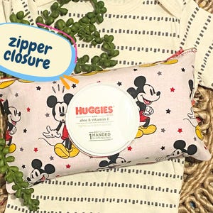 Funda para toallitas húmedas para bebés de tela con licencia de Mickey Mouse, estuche para toallitas húmedas para bebés, estuche de viaje para toallitas húmedas, funda para toallitas, soporte para toallitas húmedas, estuche para toallitas húmedas para bebés.